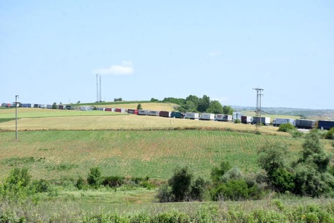 "H BYLE BR SIRAYA DENK GELMEDM"    TIR srcleri bir haftadr r scak altnda beklemelerinin tesis yokluu nedeniyle ileye dntn dile getirdi.    Meslek hayat boyunca bu denli uzun kuyrua denk gelmediini syleyen src Mustafa ztrk, "Bu 1 aydr sryor. Hi umursamyorlar. Bizden para kazanyorlar ama nedense bizi dnerek hareket etmiyorlar. 1 arabay 15 dakikada kontrol ediyorlar. Bulgaristan' gemek 2-2,5 saati buluyor" dedi.