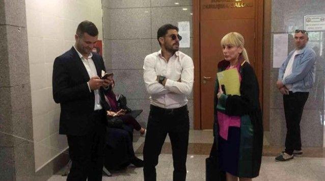 Durumada savunma yapan zer Hurmac, "3 ocuumun annesinin tabii ki ceza almasn istemem. Karlkl olduu iin ondan ikayetiyim. Mihriban biraz kskanlk krizine girdi telefonda, bana tanmadm insanlar gsterdi, bana tokat att, tekme att, kfr etti, tehdit ve hakaret etti, parmam srd.    Burada da her eyi konumak istemiyorum nk her ey basnda yer alacak. 3 ocuumuz var, ocuklarmz byynce bunlar okuyacak, o nedenle ok fazla konumak istemiyorum. Ben sadece kendimi savundum, daha dorusu Mihriban' kendimden uzaklatrdm. Uzaklatrrken elimdeki telefonum yzne geldi, o ekilde yaraland" dedi.