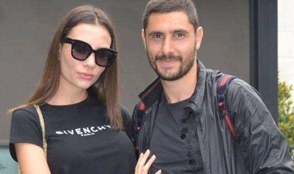 Mteki sank Mihriban Hurmac ise savunmasnda, "Olay tarihinde onun telefonunun ekranna baka kadndan bir mesaj dt. Ben de telefonu atm, birbirimizin ifresini biliyorduk. Yanna gittim ve ona telefonu uzatarak bana bunu aklamasn yapmasn syledim. Beni aldatt apak ortadayd, kendisi bir de bana kzd. Bana, 'Sen kimsin ki telefonumu kartryorsun' deyip kfrlerle kark ekilde odaya itti.