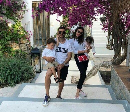 Durumann ardndan mahkeme salonu nnde aklama yapan zer Hurmac, "Bu durumlar ho deil, byle abartlp dramatize edilen bir olay var. Yani sylenecek bir ey yok, ben ocuklarmn annesinin de ceza almasn istemem. O yzden de ocuklarm dnerek demin ierde de onu belirttim.    Konumak istemiyorum nk onlar byynce bunu okuyacaklar. Ben onlara sadece sevgiyi, saygy, hayatta doru olmay retmeye alan bir babaym. O yzden de byle devam edeceim" ifadelerini kulland.