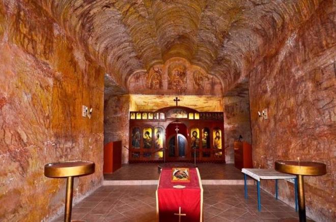 Bunlarn yannda kasabada birok maaza, kilise, mze, sanat galerisi ve hatta bir otel bile var.