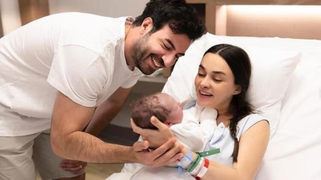 Hande Soral, bebei ile ilk fotorafn sosyal medya hesabndan "Ho geldin olum" notuyla paylat. ?Hande ve smail Demirci iftinin bebei, 52 cm ve 3 bin 705 gram olarak dnyaya geldi.