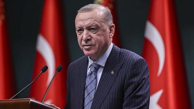 CUMHURBAKANI ERDOAN 'ALIM GCN YLETRECEZ' DEMT    Cumhurbakan Recep Tayyip Erdoan, "Temmuz aynda yaplacak enflasyon fark artlar ve dier dzenlemelerle dar gelirlilerin alm gcn biraz daha iyiletireceiz" aklamas yapmt.    alma ve Sosyal Gvenlik Bakan Vedat Bilgin, hkmetin, alanlar ve emeklileri enflasyonun tahribatndan koruyacak almalarnn olduunu sylemiti. Bilgin, memur ve memur emeklilerine enflasyon farknn deneceini, emeklilerin ise gerekleen 6 aylk enflasyon orannda zam alacaklarn hatrlatt.