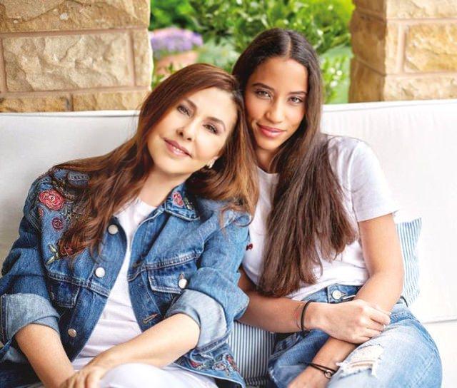 Psikoloji okuyan Aye Nazl, annesi Nilfer'in doum gnnde duygusal bir paylam yapt.