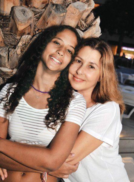 Her yaz tatilinde beraber olan anne kz bu yaz da Bodrum'daki evlerinde geirecekler.