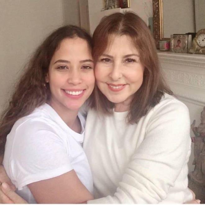 68 yanda giren annesi Nilfer'le olan fotoraflarn paylaarak altna "Deerlim iyi ki domu" dedi.