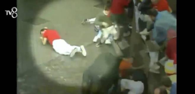 "DREKTEN DNDM"  <br>  O gn de krmz renk giymitim, bizim hayvan hi renk kr deildi, kalabaln iinde beni grd. Garip bir an yaamtm, Direkten geri geldim diyebilirim."