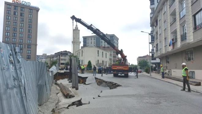 stanbul Sultangazi'de bir inaat alann yannda yer alan caddede kme oldu. Olay, saat 08.15 sralarnda Eski Habipler Mahallesi narl Caddesi'nde meydana geldi.