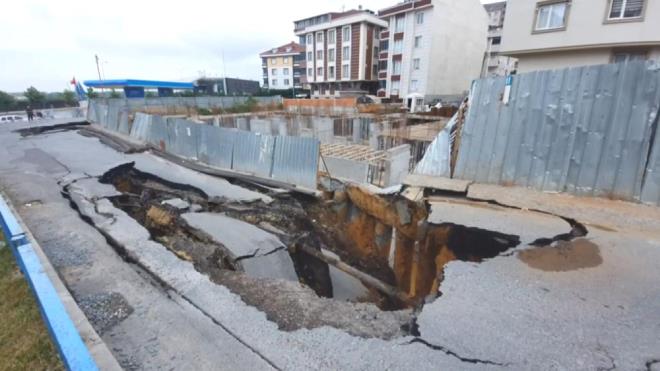 evredekiler durumu polis ve belediye ekiplerine bildirdi. Polis, olay yerinde emniyet eridi ile gvenlik nlemleri alrken, SK ekipleri de patlayan su borusu nedeniyle alma yapt.