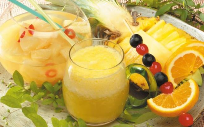 ANANAS VE LMON SUYUNU BERABER TKETN    Ananas kalorisi dk ve su ierii yksektir, bu da onu ideal bir salkl bir kilo verme attrmal yapar. Ananas, sindirim sisteminden normal gda geiini destekleyen ve gdalarn znmesine yardmc olan mide ve sindirim sularnn salnmn uyaran lif bakmndan yksektir. Limon suyu, hem vcut arlnn hem de gda tketiminin azaltlmasna yardmc olan eitli temel besinler ierir. Vcut yann daha hzl ve daha verimli yanmasna yardmc olan sitrik asit ierir.