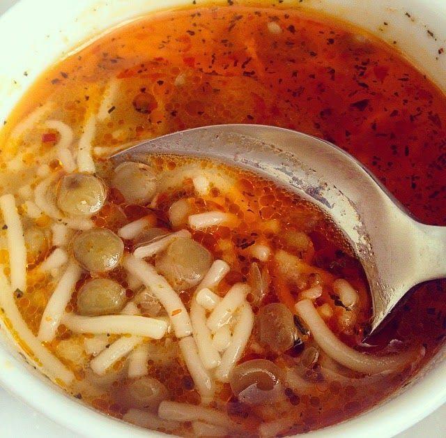 MERCMEK VE DOMATES KLSN BRARADA TKETN    Bunun iin yeil mercimekli domates orbas yapabilirsiniz.  Kalorisi kstl bir diyetin paras olarak bakliyat tketen kiiler, ayn miktarda kalori tketen ancak ok fazla bakliyat tketmeyenlere gre daha fazla kilo verir. Et suyu, gereksiz kalori eklemeden sizi doyurarak kilo vermenize de yardmc olabilir. Domatesteki leptin direncini korumanza ve bylece daha fazla kilo vermenize yardmc olabilecek baz iltihap nleyici ierikleri bulundurur.