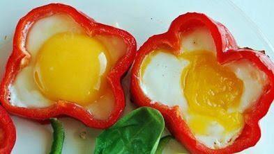 Dolmalk biber ise C vitamini asndan zengindir. Biber yemek, depolanm yalar yakmanza ve karbonhidratlar yakta dntrmenize yardmc olarak gn boyu enerjik kalmanz salar. Yumurtalarnza dolmalk biber ekleyerek kilo vermeyi nemli lde hzlandrabilirsiniz