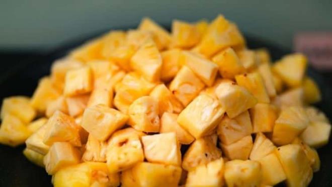 Aratrmaclar, dzenli olarak ananas tketmenin enfeksiyon riskini byk oranda azaltabileceini veya yakalanlm enfeksiyonun tedavi srecini hzlandrabileceini buldu. Bu nedenle dzenli bir ananas tketimi sayesinde birok hastalktan kendinizi koruyabilirsiniz.