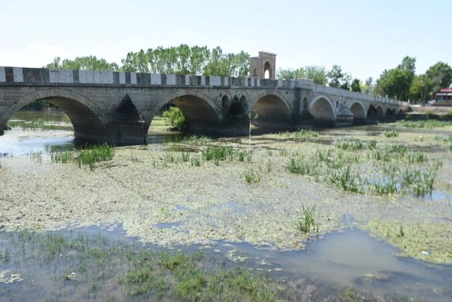 Tunca Kprs etrafnda kurakln daha ok etkili olduu grlrken vatandalar, nehirde su seviyesinin az olmasnn endie verici olduunu dile getirdi.