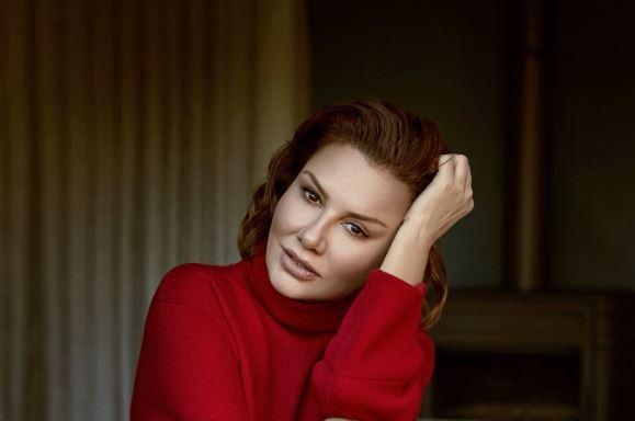 1995 ylnda kendi yazd ark ile katld Pop-Show ark Yarmas'nda birinci olmu ve kariyer hayatnn doru noktada olduunu bu ekilde kantlamt.