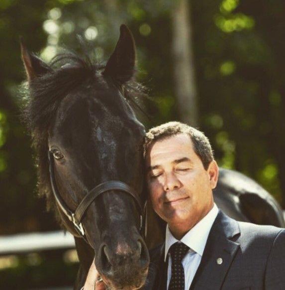 Kendisi de bir hayvansever..   <br>  Kendisinin de bir hayvansever olduunu belirten Kukan, evinin bahesinde kedi ve tavuk beslediini syledi.