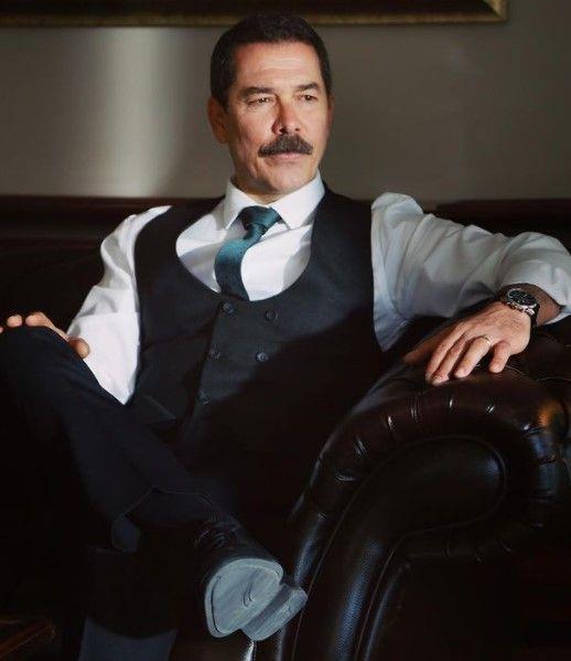 Sokak kpekleri tarafndan saldrya uramt!     Usta oyuncu, 29 Mays Pazar gn Zekariyaky'de sokak kpeklerinin saldrsna uramt.