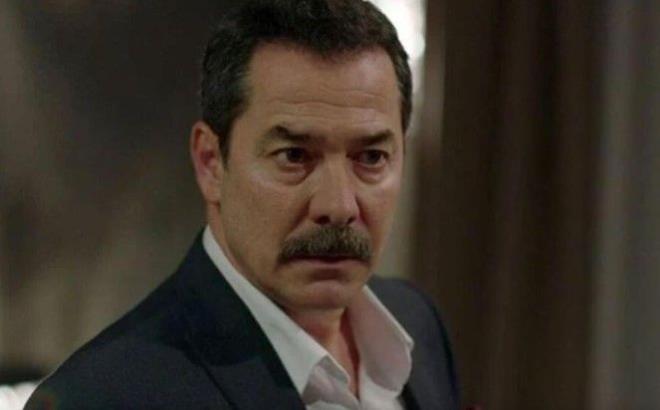 Arkadalarnn mdahalesi ile kpeklerin saldrsnda ucuz kurtulan Kukan, yaad olay sonras sokakta kpekleri besleyen komusunun " Seni kpeklere paralatrm" tehdidiyle karlat.