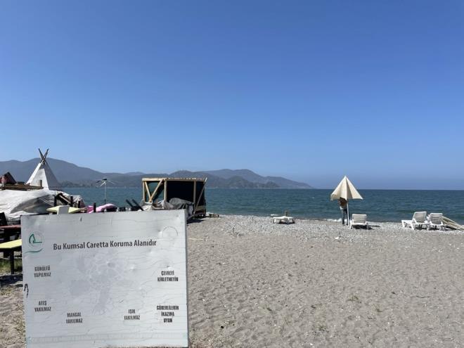 Fethiye Belediyesi Yap Kontrol Mdrlnn incelemesinde, Foa Mahallesi al Plaj sahilinde kaak ve ruhsatsz yapld tespit edilen iletmelere ilikin yasal sre tamamland.