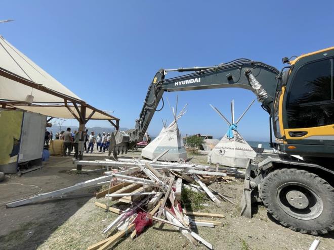 le Emniyet Mdrl Asayi Bro Amirlii ve zabta ekipleri gvenlik amacyla blgede hazr bekletildi.