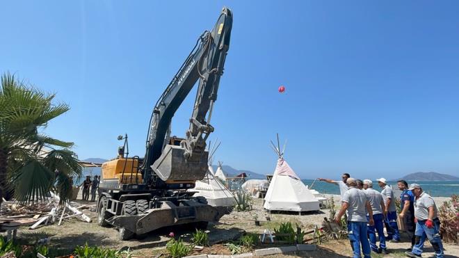 Tahliye karar tebli edilen iletmelerin ykmna sabah saatlerinde i makineleriyle baland.