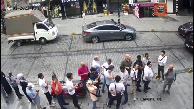 stanbul'un Fatih ilesi Laleli Caddesi zerinde uluslararas para transferi yapan dkkann nnde bekleyen yabanc uyruklu yzlerce kii, caddede bulunan dkkanlarn nn kapatt.