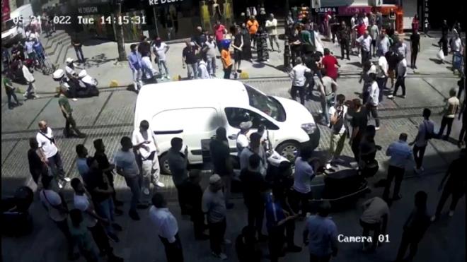 Mterilerin ieri girmekte zorlandn ne sren esnaf kalabal uzaklatrmak istedi.