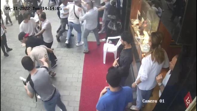 Kalabalktan dolay vitrinleri gzkmeyen esnaf ile transfer merkezi nnde bekleyen kiiler arasnda tartma yaand.