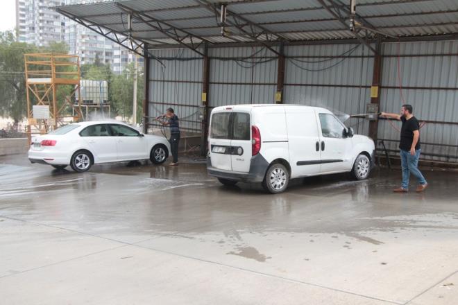 Mehmet Tun ise ?Arabam daha dn ykatmtm. Sabah kalktmda da amur ierisindeydi. Suriye?den gelen toz bizi ok uratrd. Evimin de tm camlar, balkonu, her taraf toz ierisinde? dedi.