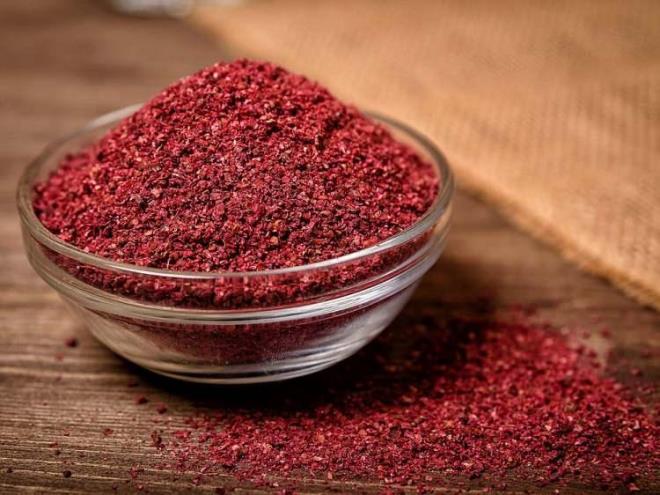 zellikle gece yatmadan nce tketilen sumak suyu ya da yemek srasnda tketilen sumak, sindirim sisteminin hareketlenmesini salayarak barsaklarn daha ilevsel almasn destekler.