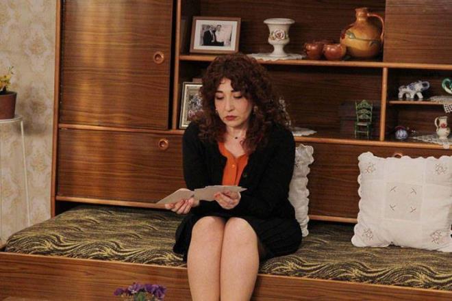 Oyunculuk hayatna birok film ve dizi sdran oyuncunun Sarp adnda bir olu var.