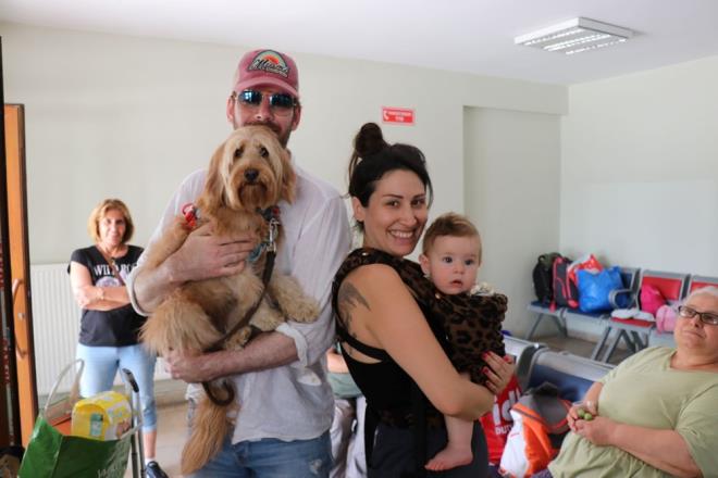 KPEKLER N TRENLE GELDLER    Londra'dan Trkiye'ye tatil iin ngiliz ei Devin Mccay ile gelen Damla Turgut, kpekleri Krpk ve kk ocuklarn da dnerek trenle gelmeye karar verdiklerini belirtti.    Tatil iin geldiklerini syleyen Turgut, "3 ay kalacaz. Daha nce ok kez Trkiye'ye tatil iin gelmitik. ok zorlu bir yolculuk oldu. nk hem bebek hem de kpeimiz vard. Ben aslnda ok sk geliyorum Trkiye'ye, o nedenle zlem ekmedim ama ailemi greceim iin ok heyecanlym" ifadelerini kulland.