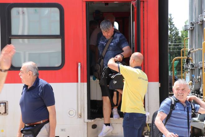 UKRAYNA'DAN TRKYE'YE KESN DN YAPTILAR    Sava nedeniyle Ukrayna'dan ayrlp Avusturya'da bir dnem yaayan ve ailesiyle Trkiye'ye kesin dn yapan Sinan Alpaslan Bayrakl, "Ukrayna'dan savan ilk haftas ayrldk. Bir hafta Romanya'da kaldktan sona aileden orada kalanlar vard, onlarn da kna yardmc olduk. Avusturya'ya getik" dedi.  Gurbetiler, tatil iin trenle ana vatana geliyor - 5