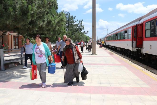 Avusturya'da belli bir sre kaldktan sonra gelmeye karar verdiklerini syleyen Bayrakl, "Treni haberlerde grdm, 2 aracmz da koyduk, ailece ocuklarmzla beraber memleketimize geldik. Artk kesin dn yapyoruz. Savan ilk gnnden 100 gn gemi, 100 gn sonra memlekete sa salim gelmekten ok mutlu olduk" diye konutu.