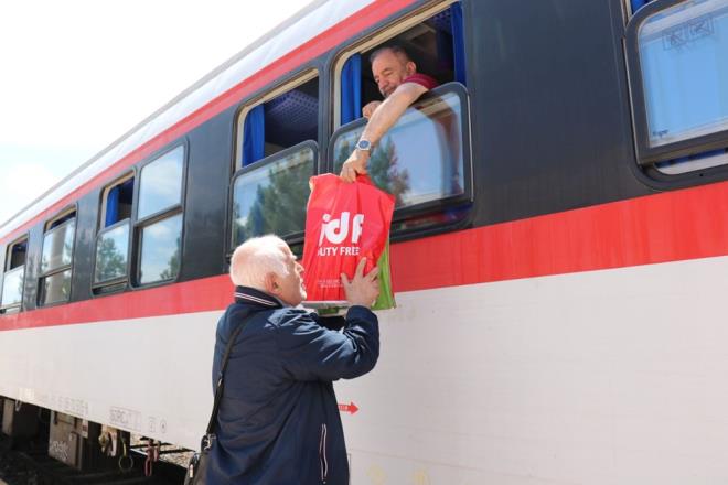 "LERLEYEN GNLERDE DAHA YOUNLUK OLACAKTIR"    70 ara ve 117 yolcu tayan trenle Almanya'nn Mnih ehrinden gelen smet Kkolu, yolculuklarnn iyi getiini belirterek, "Bir yl aradan sonra tekrar vatana gelmek ok gzel. Okul tatiline de az bir sre kald orada. lerleyen gnlerde daha youn geliler olacaktr diye dnyorum" dedi.