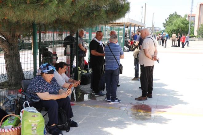 "RAHAT OLDUU N TERCH ETTK"    Almanya'nn Stutgart kentinden gelen Murat Trk de tren yolculuu rahat olduu iin setiklerini belirterek, "50 yldr Almanya'daym ben. Orada eitli firmalarda altm ve emekli oldum. Bugn de tatil iin Trkiye'ye geldim. Bizim gibi yal insanlar iin tren daha rahat olduu iin trenle geldik" dedi.