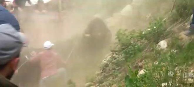 KORKU DOLU ANLAR YAANDI    Bir anda boalarla kar karya kalan vatandalar, byk panik yaad.