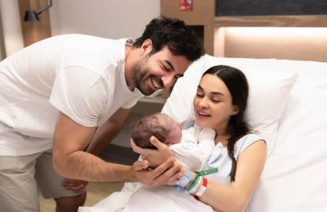 Getiimiz gnlerde doum yaparak olu Ali'yi kucana alan oyuncu Hande Soral, paylamlara doyamazken nl oyuncunun doum anna dair yeni kareler ortaya kt. Fotoraflar, Soral'n doktoru Furkan Kayabaolu'ndan geldi. te Hande Soral'n doum annda fotoraflara yansyan o heyecan..