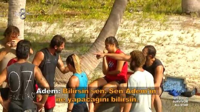 Acun Ilcal ise oyun alannda yaanan olaya dair; ''Adem'in Hikmet'e byle bir aka yapmas doru deil. akalama deil onlar laf sokma aslnda. Beraber sizi hi mutlu grmedim. O hareket doru deil.