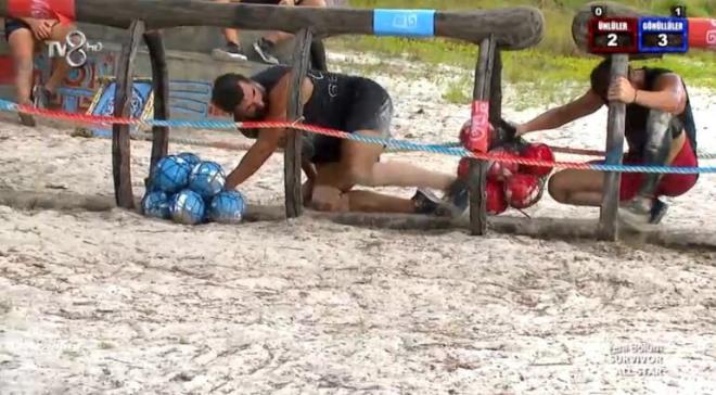 Sonraki turda Adem ile Ataskan kar karya geldi. Atakan ise Adem'in Hikmet'e oyun srasnda yapt hareketi yapt. Sayy kaybeden Adem, ''Benim her yaptm rnek almana gerek yok.'' dedi ve Atakan ise '' Yaptn yanlt ben de anla diye yaptm.'' szlerini kulland.