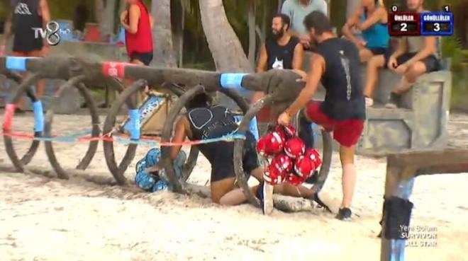 Adem, parkurda yava ilerleyen Hikmet'e aya ile vurarak ilerlemesini istedi. Oyunu alan Hikmet ise yaptnn ho olmadn belirtti. Adem ise sadece aka yaptn belirtti. Hikmet, ''Dinlenmek istiyorum, nabzm yavalatyorum. Birinin arkasndan tekme atamazsn, bir daha olmasn.'' dedi.