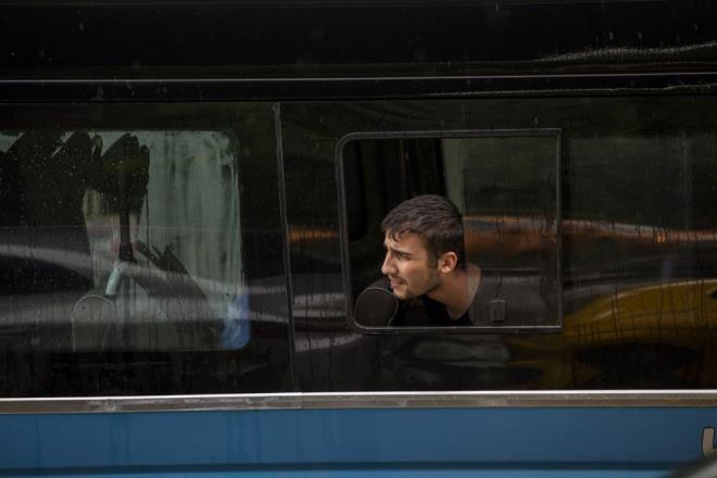 Panik yaayan renciler, itfaiyeciler tarafndan kurtarld.