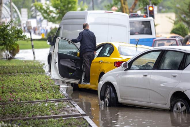 Srcler, aralaryla ilerlemekte glk ekti. Baz dkkan ve evleri de su bast.