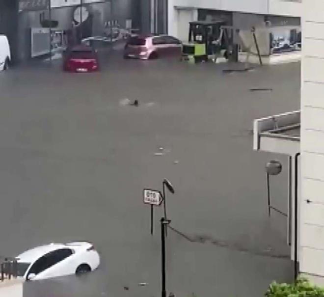 Bir kiinin sel suyundan yzerek kama anlar da grntlere yansd.