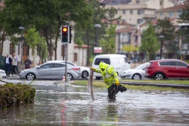 Bakentte le saatlerinden itibaren aniden bastran kuvvetli ya etkisini ksa srede gsterdi.