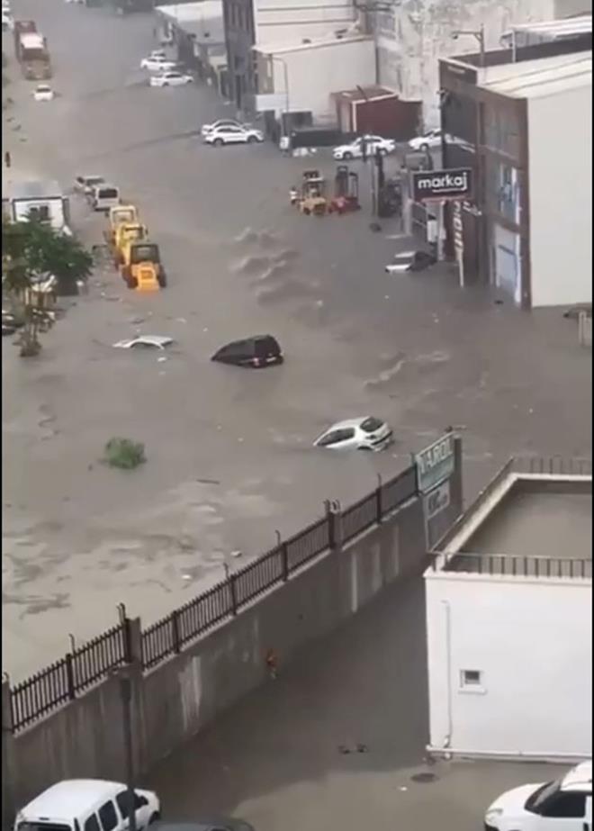 LER BOULMA TEHLKES GERD    vedik Organize Sanayi Blgesi'nde de 4 katl gzlk fabrikasnn malzeme deposunu su bast. Bu srada depoda bulunan ve suyu tahliye etmeye alan 11 kii, su yksekliinin 2 metreye yaklamas nedeniyle boulma tehlikesi yaad. Fabrika alanlar ile ihbar zerine gelen AFAD ve itfaiye ekiplerinin yardmyla sudan karlan iiler, ambulanslarla kentteki hastanelere kaldrld. Ankara Bykehir Belediyesi tfaiye Daire Bakanl'na bal Su Alt Arama Kurtarma ekibi ise su altnda baka birilerinin olma ihtimaline kar arama almas yapld. Ancak olumsuz bir duruma rastlanmad. Sel nedeniyle blgede 20'den fazla i yeri zarar grd.