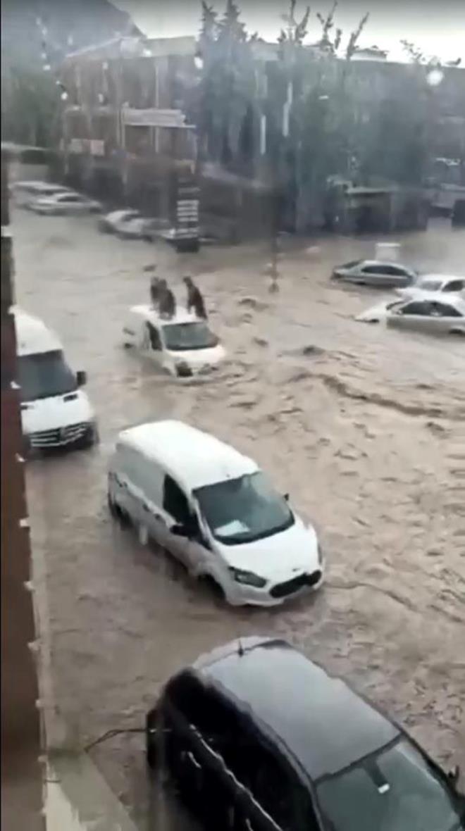 MNBSN ZERNE IKTILAR    tfaiye ekipleri su basknlarnn yaand binalarda tahliye almas yapt. Baz binalarda k kapsnn suyla kaplanmas nedeniyle mahsur kalanlar da pencere ve balkonlardan i makineleriyle kurtarld. Yine vedik Organize Sanayi Blgesinde gle dnen yolda kalan minibste bulananlar, aracn tavanna kp, bir sre bekledikten sonra i makinesiyle kurtarld.