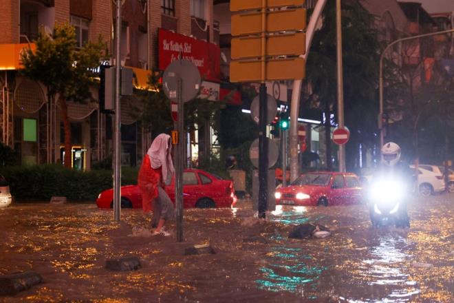 Ankara'y yaz yamuru vurdu.  yerlerini su bast,  binalarda mahsur kalanlar oldu. Yollar gle dnd. Yaklak 115 kiinin alt bir i yerinde arama kurtarma almalarna balk adamlar da katld.