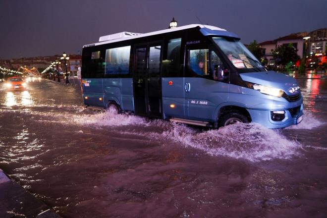 Su basan caddelerde srcler aralaryla ilerlemekte glk ekerken, baz aralar yol kenarnda yan durmas iin kontak kapatt.