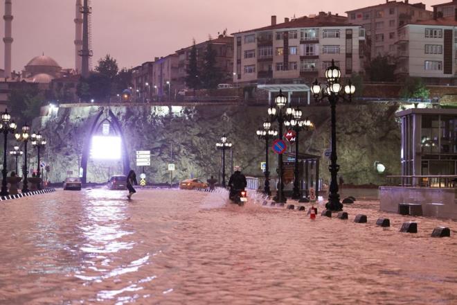 Kentte akam tekrar balayan kuvvetli yan ardndan baz cadde, bulvar ve sokaklardaki mazgallarn tkanmasyla yollar yamur suyuyla doldu.